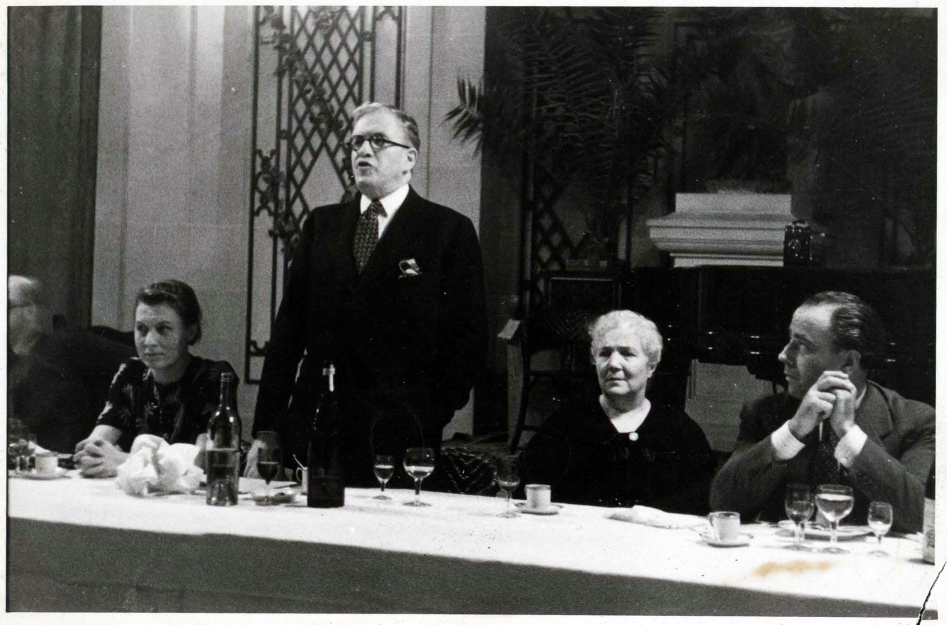 Álvarez del Vayo el 19 de julio de 1938 en Barcelona. ¿Quién es el hombre de la derecha?