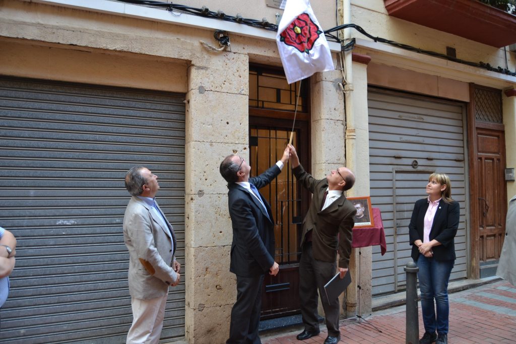 Inauguración en 2014 de una placa en recuerdo del beato Josep Gomis en Reus.